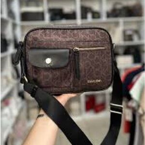 Calvin Klein
Rossa Crossbody